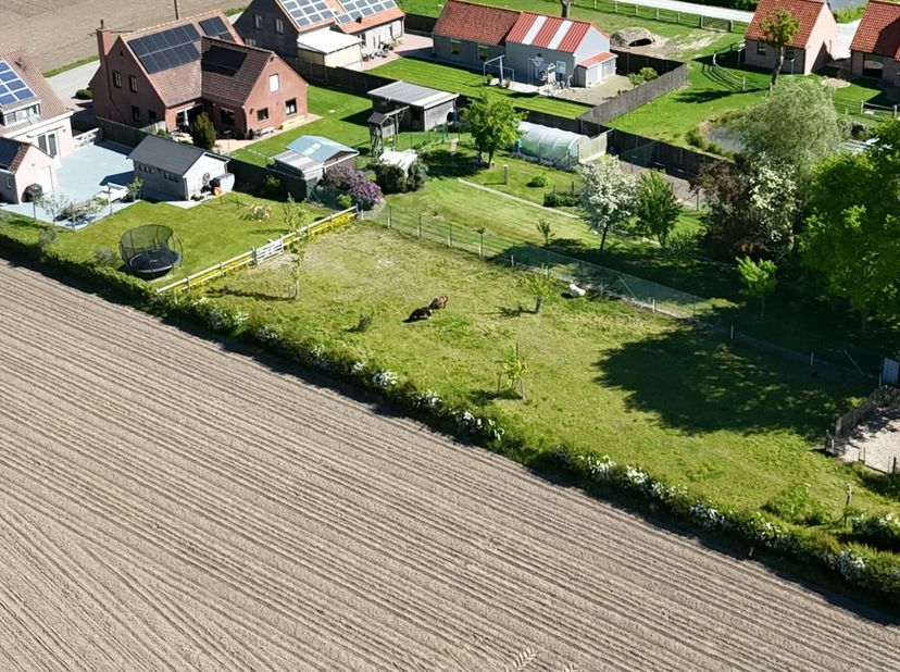 Gelegen in de Zuid-Torhoutstraat te Klerken, op een uiterst rustige en landelijke ligging én toch vlakbij winkels, scholen en andere voorzieningen, be