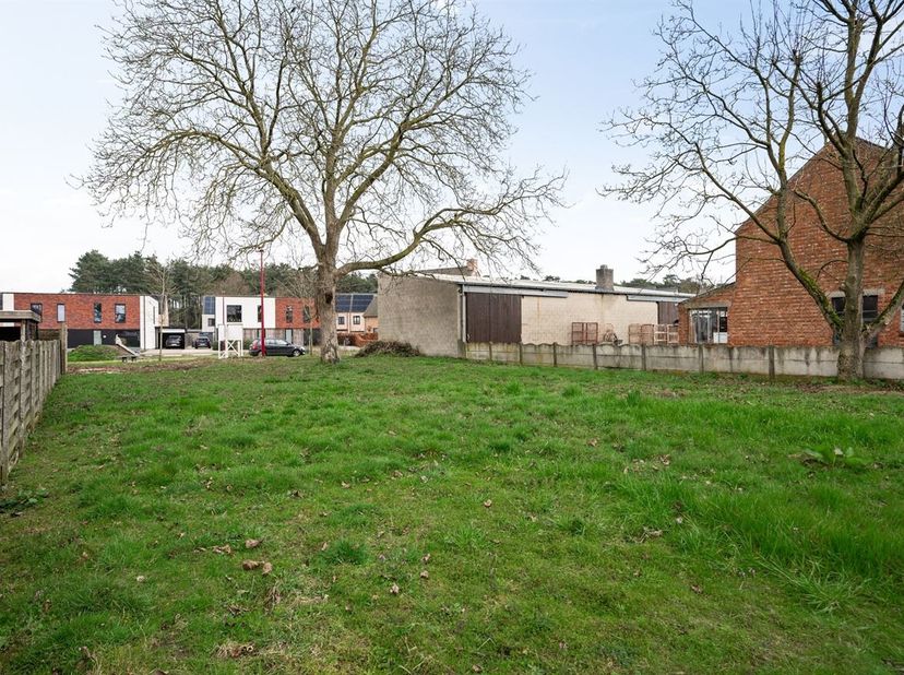 Bouwgrond van 464 m² geschikt voor open bebouwing, gelegen aan het John Smetsplein in Grobbendonk.<br />
Het perceel bevindt zich in een doodlopende e