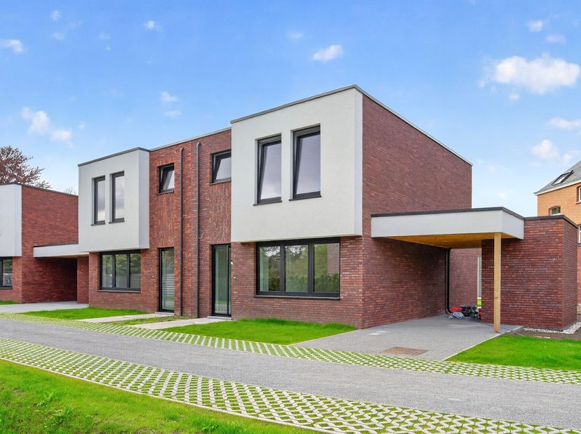 Energiezuinig en duurzaam wonen, dat kan u binnenkort in centrum Nijlen.<br />
Deze nieuwbouwwoning met 3 slaapkamers en zuid-tuin ligt op een toploca