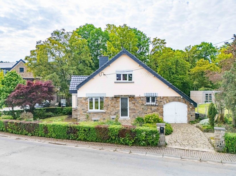 mmokantoor ERA B-LUX heeft het genoegen u deze charmante open bebouwing voor te stellen, ideaal gelegen in het hart van Barvaux-sur-Ourthe. Gelegen op
