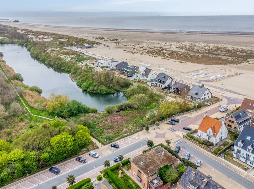 Instapklare woning op een toplocatie aan de strandwijk van Zeebrugge te koop. Deze woning heeft enkele renovatiewerken ondergaan zoals nieuwe ramen, e