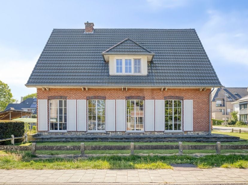 Welkom in de Putmosstraat 17 te Genk, waar deze karaktervolle woning gelegen is in een rustige en kindvriendelijke woonomgeving. Deze eigendom combine
