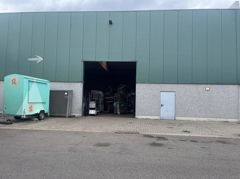 Magazijn 504m² te Wommelgem.<br />
1 sectionaal poort.<br />
Parking voor 6 tal personenwagen<br />
Nabij rondpont van Wijnegem - E313 en E34