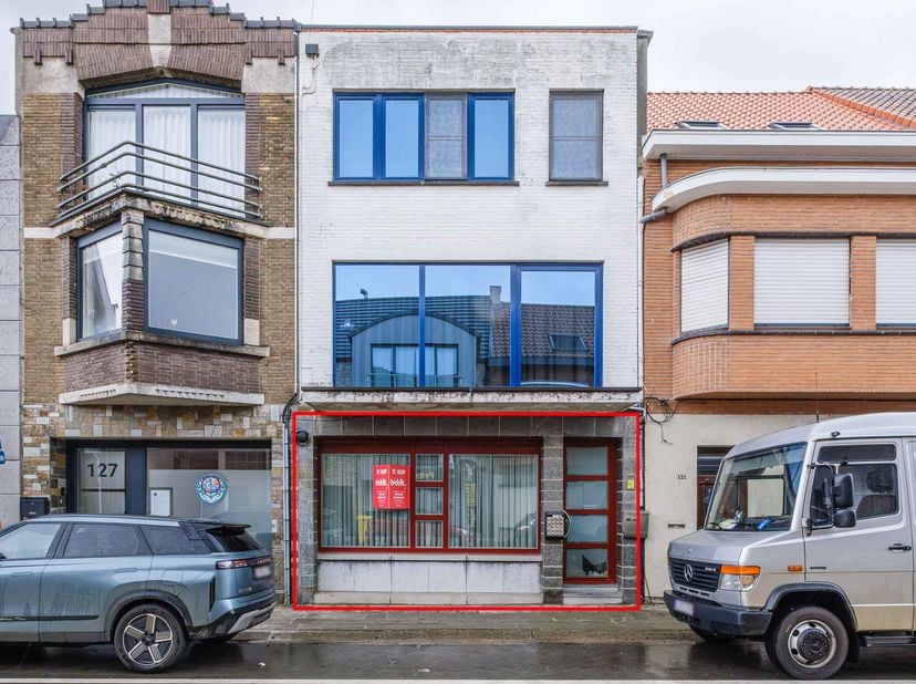 Appartement à rafraîchir au rez-de-chaussée d’un immeuble comprenant 2 appartements.<br />
Disposition : séjour, cuisine ouverte, couloir, 2 débarras,
