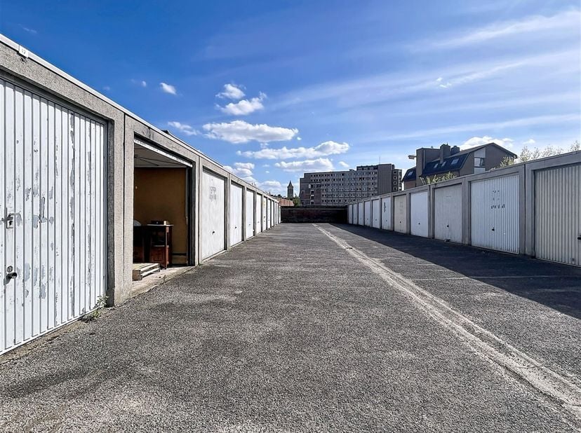 Garage te koop in het centrum van Roeselare,<br />
<br />
Deze garage beschikt over een asbestvrij dak en een recente poort die perfect afsluit.<br