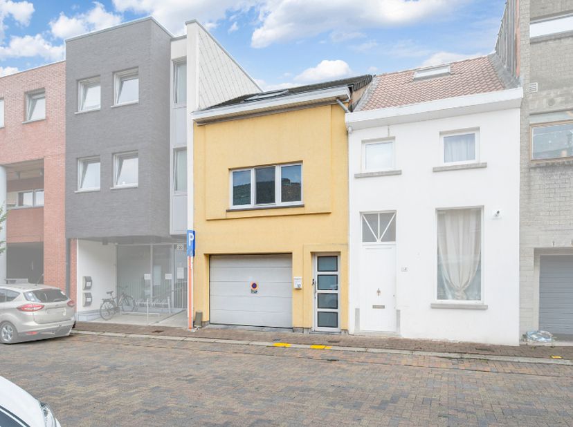 TOFFE INSTAPKLARE WONING MET GARAGE&amp;nbsp;<br />
in centrum gelegen toch vrij rustige ligging&amp;nbsp;<br />
vrij ruime garage ( elk. bediende poort) met