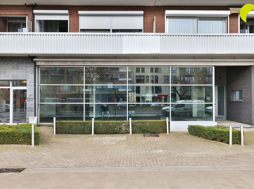 Sur un emplacement A absolu le long de la Mechelsesteenweg récemment rénovée, nous offrons cette propriété de rendement polyvalente, actuellement conn