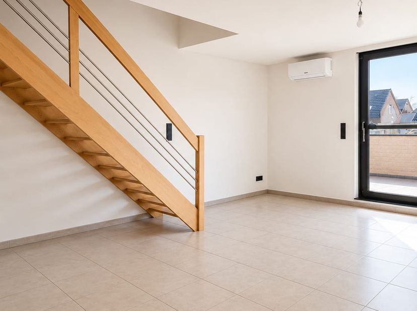 In de Steenkuilstraat te Mechelen-aan-de-Maas bevindt zich dit ruim en instapklaar duplex appartement met een bewoonbare oppervlakte van ca. 130 m². H