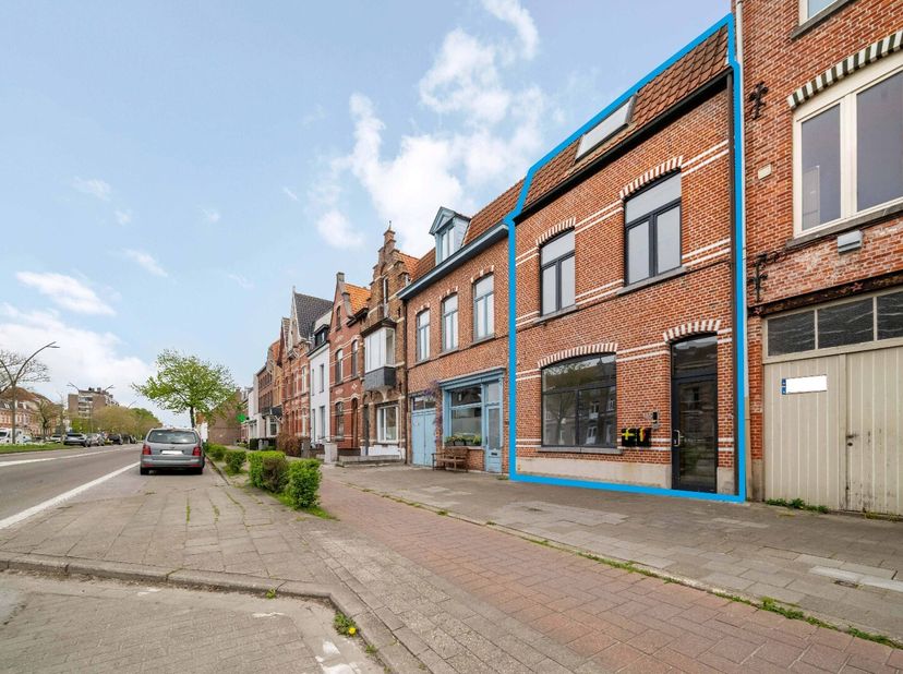 ASSEBROEK - STARTPRIJS  INTERESSANT WOON/HANDELSHUIS met tuin, UITERST CENTRAAL en GOED GELEGEN. Het gelijkvloers is ingericht als handel/kantoor gede