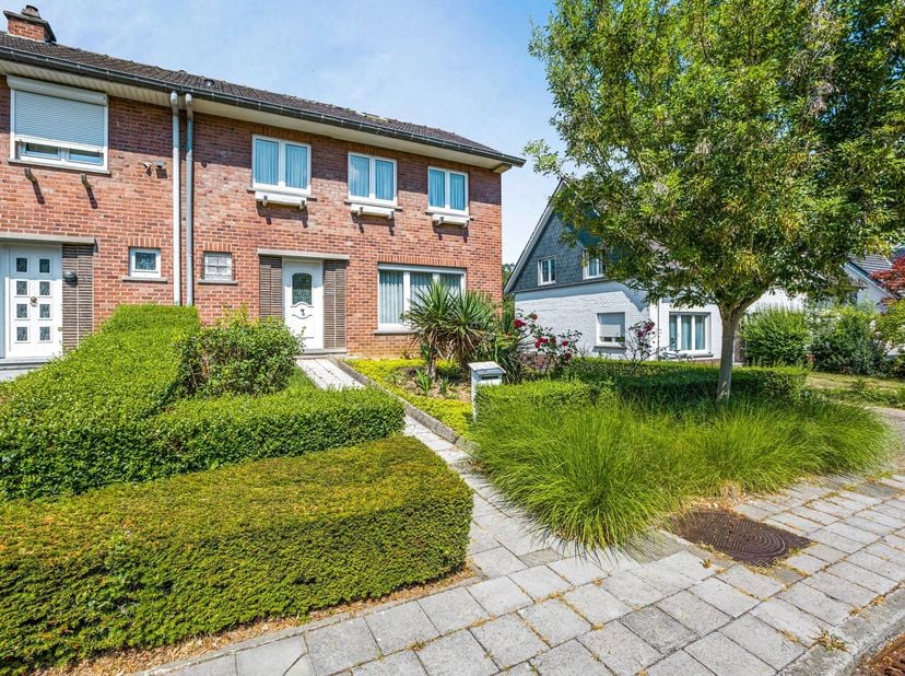 Immo Pické biedt U deze rustig gelegen woning aan met prachtig zicht op de achterliggende weilanden en in de nabijheid van winkels, openbaar vervoer,