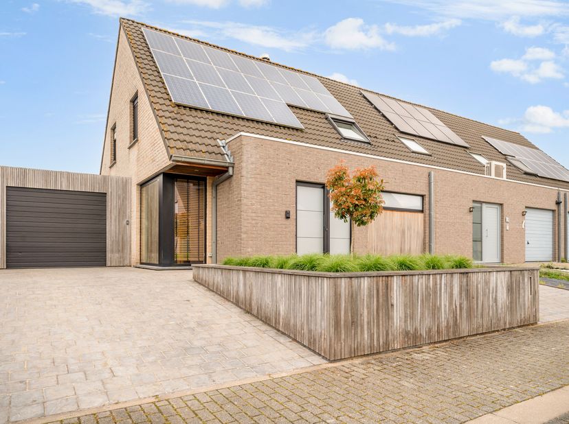 In rustige omgeving te Moorsele vinden we deze halfopen woning.   <br />
De woning is van 2011 en is voorzien van HR beglazing, 10000 liter regenwater
