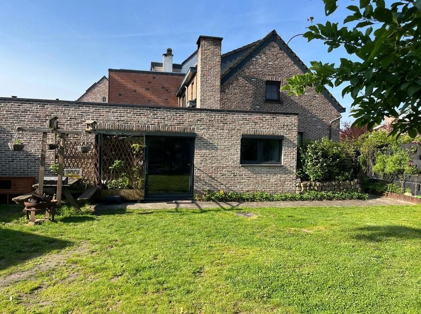 Op zoek naar een degelijke en ruime woning met een gunstig EPC? Deze halfopen bebouwing, gelegen op de grens met Hove en Lint, combineert ruimte, bere
