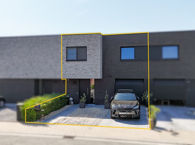 Welkom in de Groene-Herdersgoed 27 in Roeselare, een fantastische, energiezuinige woning gelegen in een rustige, residentiële wijk. Dankzij de gunstig