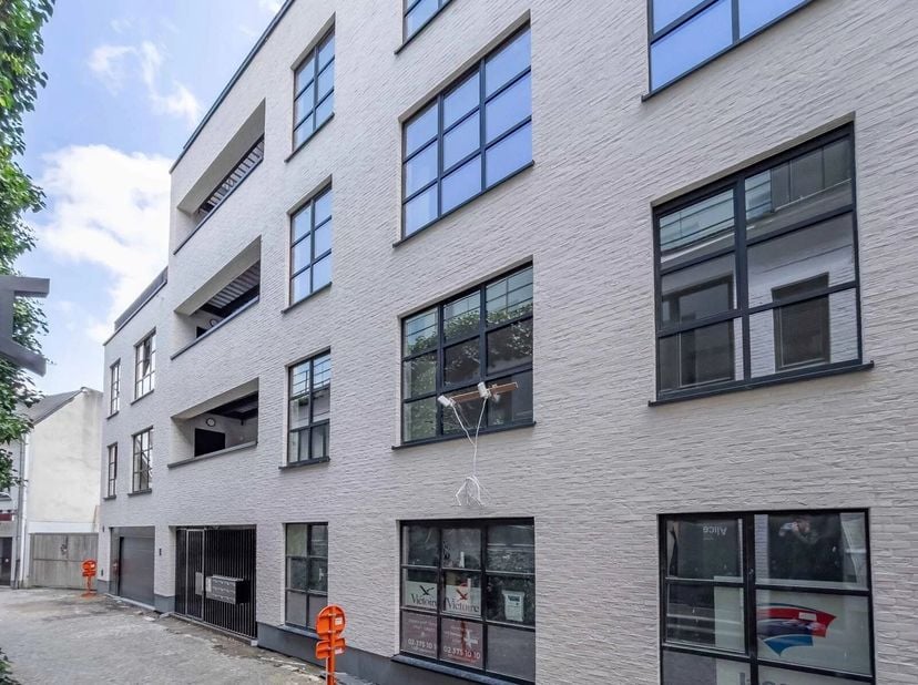 Gelegen aan de Pays de Liègestraat, een steegje tussen de Vlaamsesteenweg en de Baksteenkaai, stelt het project "Vismet" dit gelijkvloers mooi ruimte