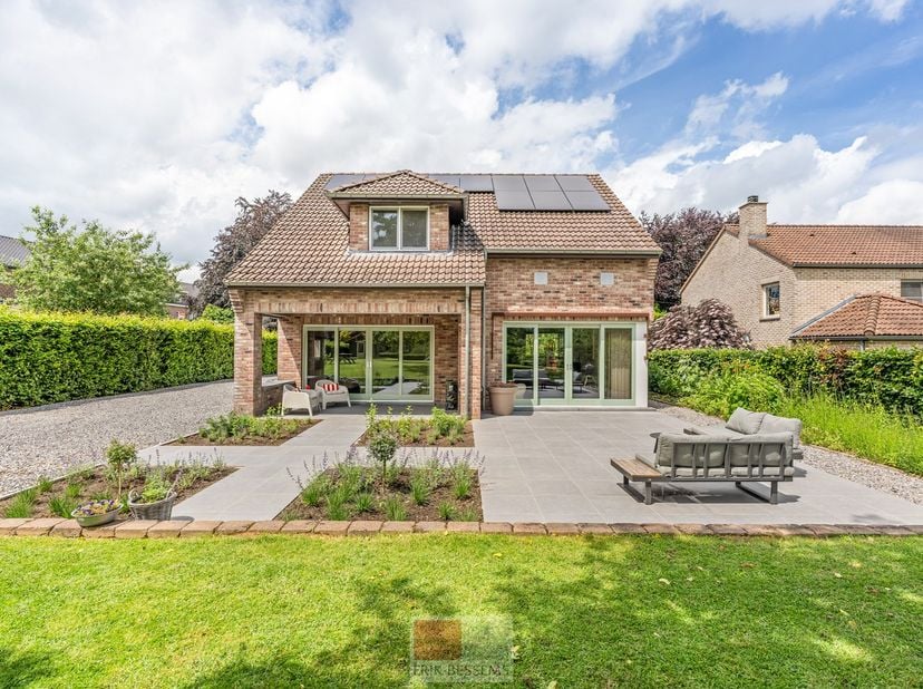 Instapklare gezellige vrijstaande woning met een woonopp. van circa 185 m2 op een perceel van 17a53ca.<br />
De woning is in 2022 gerenoveerd en heeft