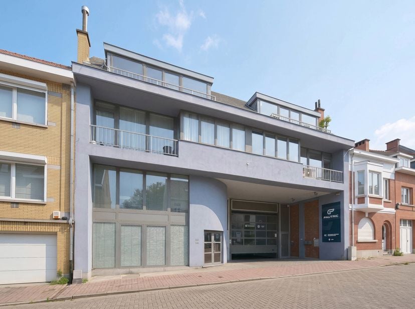 Maxime Real Estate vous propose un bel appartement 2 chambres avec terrasse.<br />
Excellente situation dans une rue à sens unique, à deux pas de Stoc