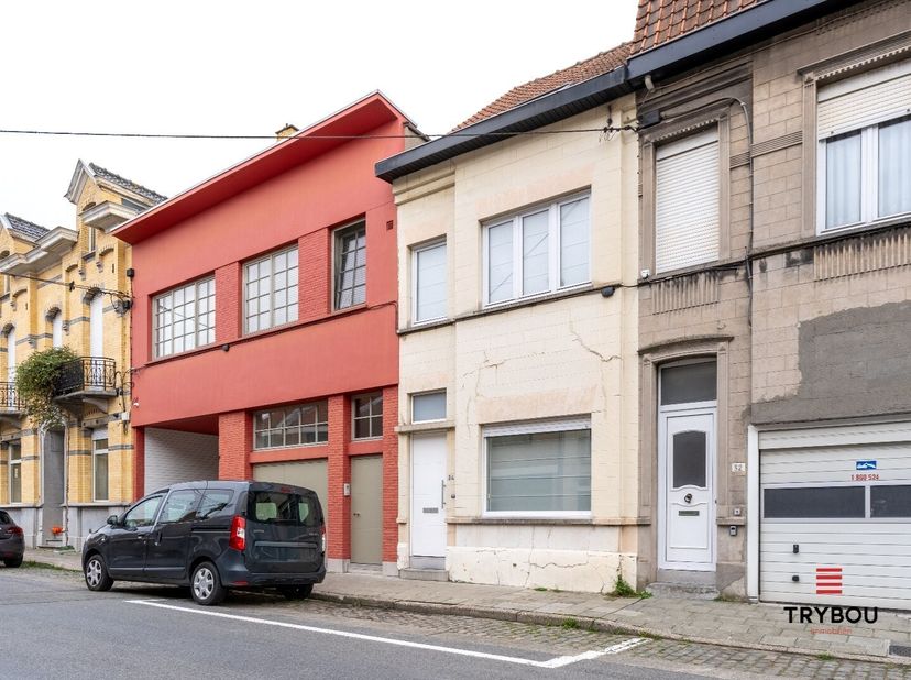 Pal in het centrum van Roeselare, vind je deze verrassend ruime en instapklare woning met een EPC-label C  zonder renovatieverplichting!<br />
De woni