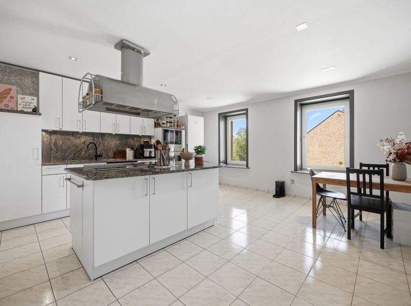 Op zoek naar een ruime, lichtrijk appartement met veel mogelijkheden? Dit instapklaar appartement combineert comfort en ruimte op een ideale manier.<b