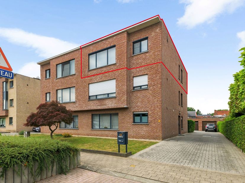 Instapklaar en ruim appartement (106 m², type half open bebouwing, 2de verdieping) met 3 slaapkamers, terras en garagebox, in een kleinschalig en goed