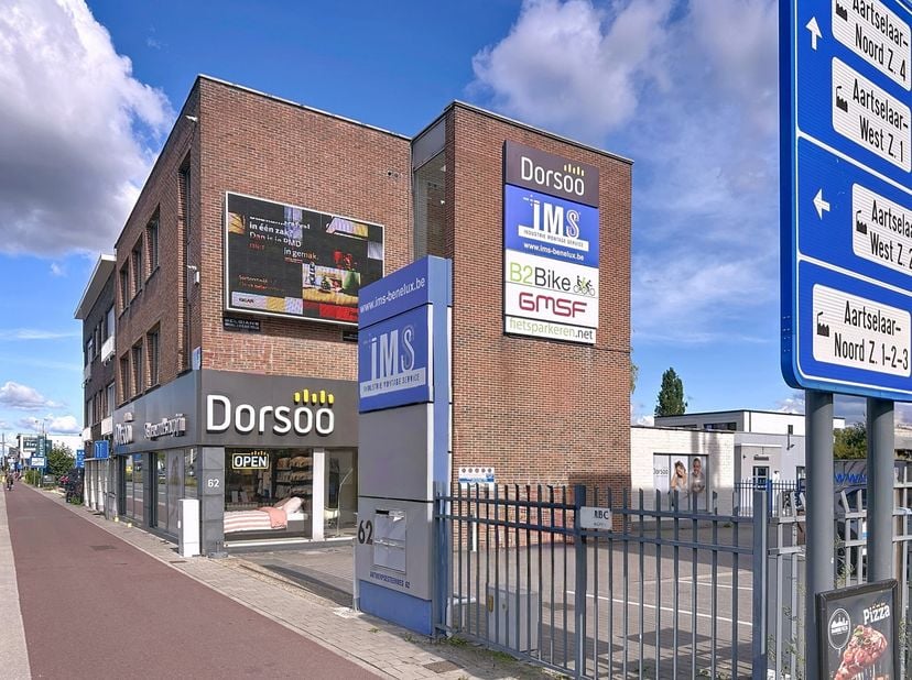 Op zoek naar een kantoorruimte met maximale visibiliteit? Deze instapklare kantoorruimte van ca. 100 m² bevindt zich op een commerciële toplocatie lan