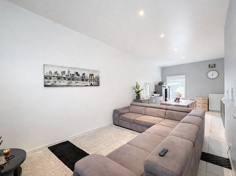 Bordet, à proximité de l’OTAN, situé dans un petit immeuble de deux unités, superbe duplex 2 chambres de ± 98m² bruts avec terrasse. Composition : 1ER