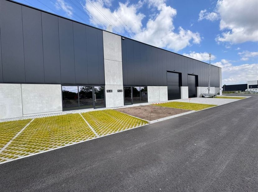 Het Bedrijvencentrum Oosterring in industrie terrein Genk<br />
 20 KMO's  Gelegen op een strategische locatie nabij de autosnelwegen,<br />
 dit KMO-