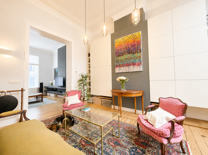 ELSENE, Châtelain-wijk, op wandelafstand van winkels, restaurants en kunstgalerijen. Dit eengezins HUIS (5slk/1doucheruimte/2badkamers) met tuin van ±