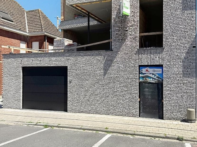 Dit nieuwbouwappartement is gelegen in een kleinschalige residentie bestaande uit 2 appartementen, 3 garages, 2 ruime privé bergingen en een groenzone