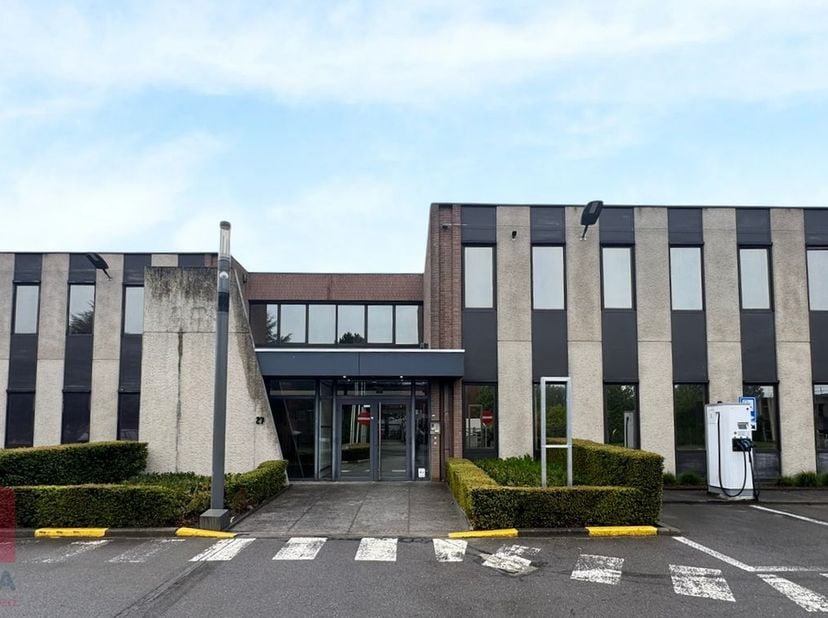 Deze kantoorruimte met een totale oppervlakte van 1.470 m²&amp;nbsp;en&amp;nbsp;607 m² opslagruimte is ideaal voor bedrijven die op zoek zijn naar een strateg