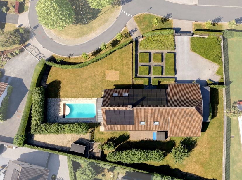 Welkom in deze ruime villa, rustig gelegen op een residentiële locatie. De woning verwelkomt je via de inkomhal en beschikt op het gelijkvloers over e