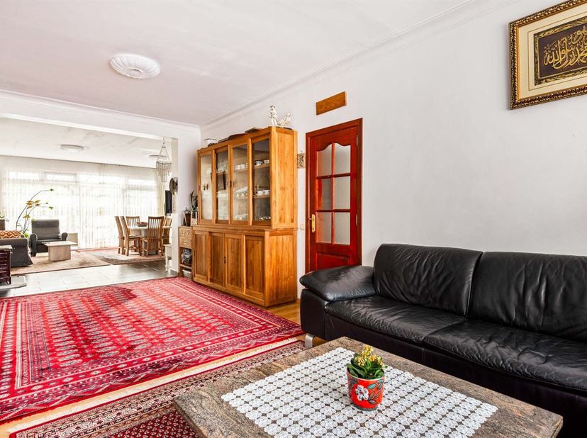 Instapklare gezinswoning met 3 slaapkamers in rustige woonwijk!<br />
Deze instapklare woning biedt het perfecte evenwicht tussen wooncomfort en een c