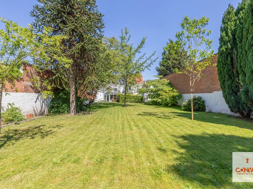 Deze woning is gelegen aan de rand van Gent met Mariakerke, nabij natuurreservaat Bourgoyen-Ossemeersen. U vindt verschillende winkels en scholen in d