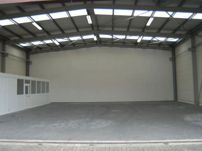 Recente bedrijfshal van 300m² gelegen op het industrieterrein Centrum-Zuid in Houthalen. Dit bedrijfspand is gelegen naast de op- en afrit 29 van de a