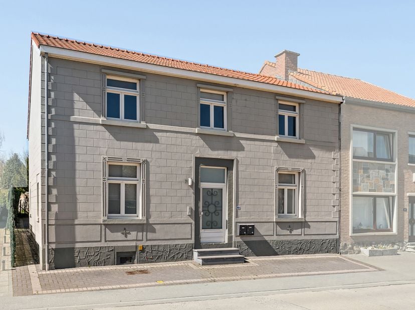 Halfvrijstaande gezinswoning gelegen op een charmant perceel van 6a92ca in het geliefde Vroenhoven, met een bew. opp van 172m2. Deze deelgemeente van
