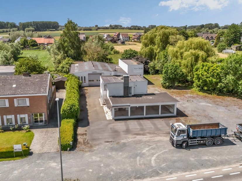 Ontdek dit gebouw voor gemengd gebruik, bestaande uit een ruime toonzaal (72m²) gecombineerd met een woongedeelte voorzien van 3 slaapkamers – ideaal