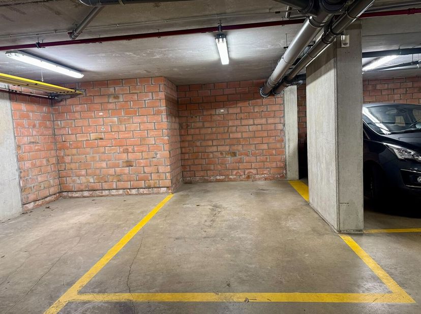 Gunstig gelegen ondergrondse autostaanplaats te huur in de Nieuwpoortstraat te Lier!<br />
Deze ondergrondse autostaanplaats is vlot bereikbaar via ee