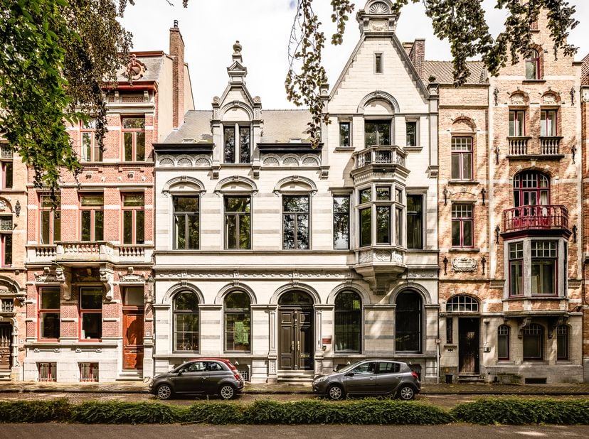 Verscholen tussen het groen van de Brugse vesten, aan het einde van een doodlopende laan, bevindt zich een eigendom dat zich onttrekt aan elke vergeli