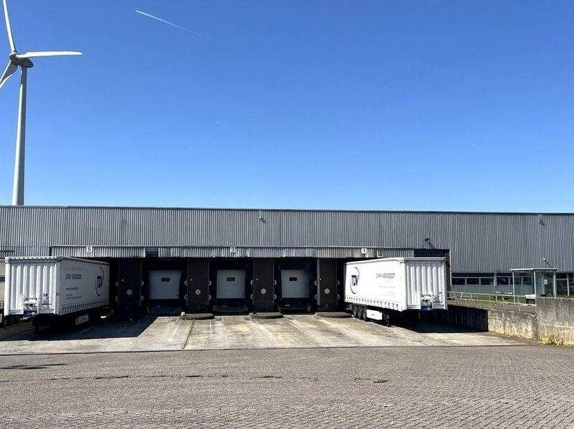 Surface de stockage de 15370m² avec 13 quais de chargement (divisible à partir de 2000m²)<br />
Emplacement : dans la zone industrielle de Hoogveld pr