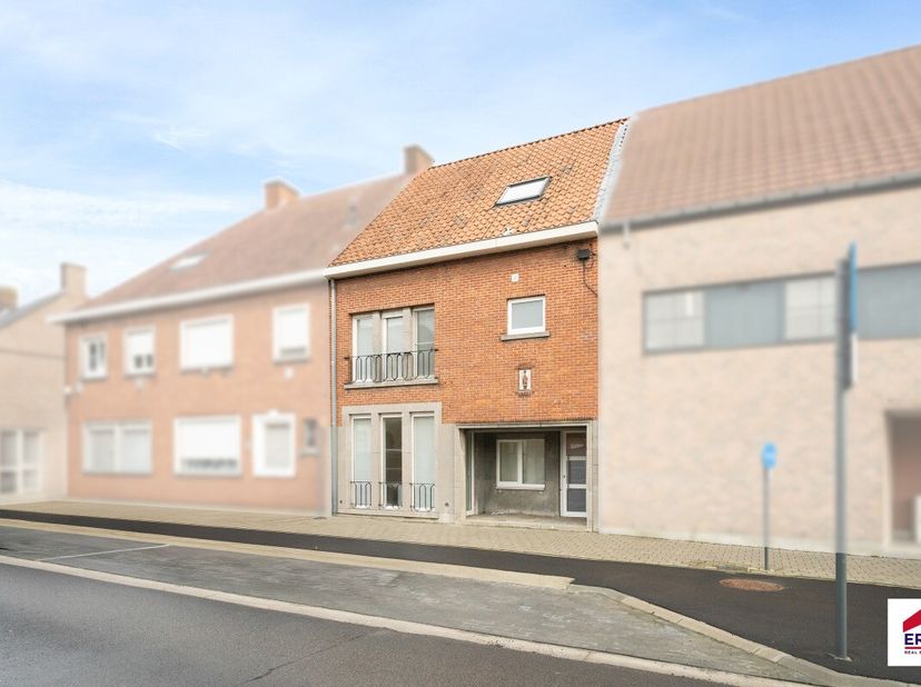 À vendre : maison mitoyenne entièrement rénovée au cur de Tielt, à quelques pas des écoles, commerces, transports en commun et de la gare. Construite