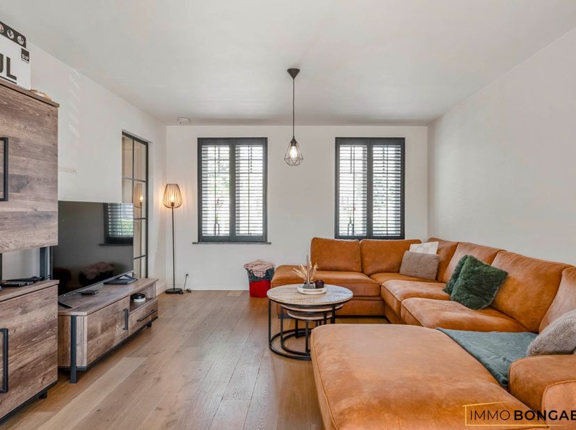 Deze half-vrijstaande woning in landelijke stijl is rustig gelegen op een perceel van 4a38ca te Tongerlo (Bree). De woning is volledig afgewerkt en vo