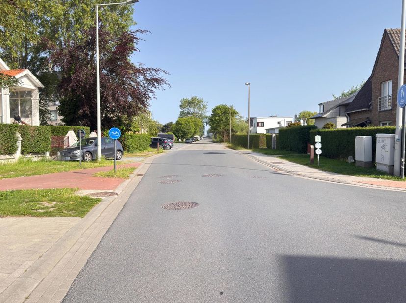 Deze afgesloten garage aan de Koerslaan te Bredene is de perfecte investering voor wie op zoek is naar extra opslagruimte of een veilige standplaats v