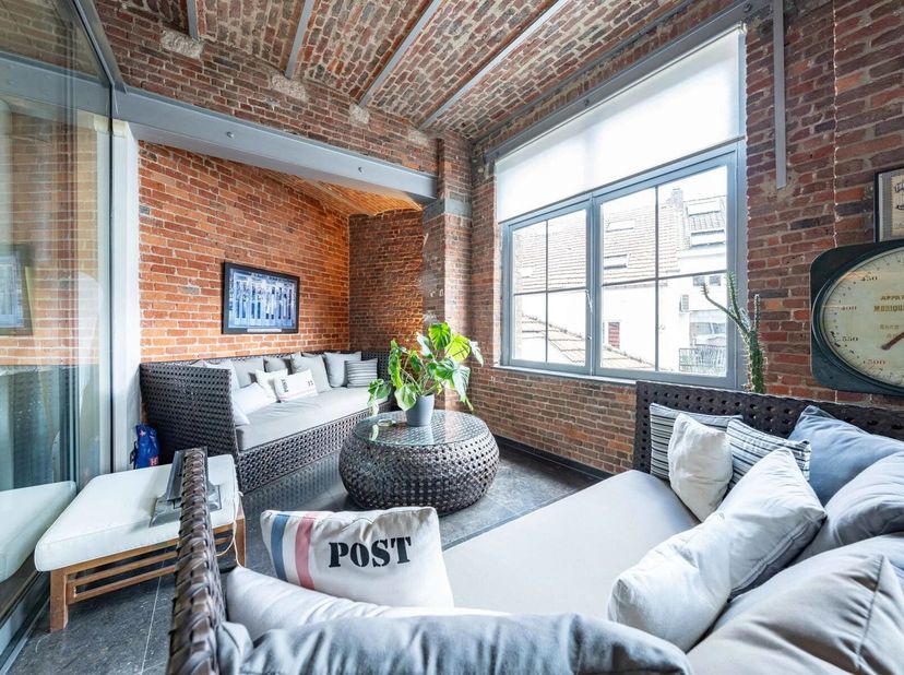 Bien présenté par Mike Doolaeghe - Tél. : +32 471 65 85 85 - E-mail : mike.doolaeghe@victoire.be<br />
Victoire Junot vous présente ce magnifique loft