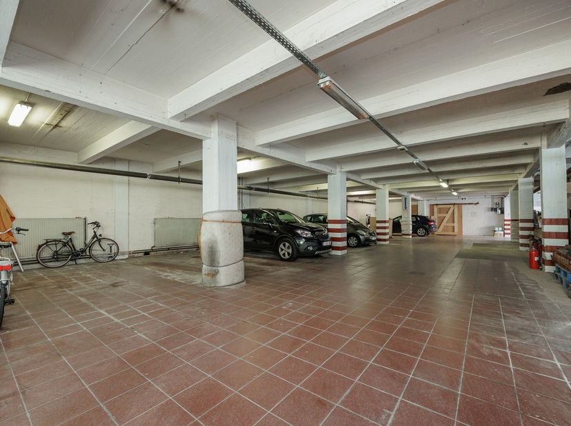 Bâtiment d'entreprise offrant de vastes surfaces et un accès privé à Sint-Niklaas.<br />
<br />
Situation<br />
Ce bâtiment d'entreprise est situé a
