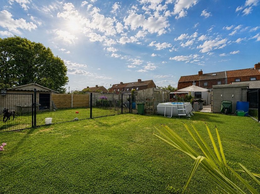 Op zoek naar een gezellige, instapklare woning met een leuke tuin? Dan is deze charmante woning zeker een bezoek waard!<br />
<br />
De woning beschik