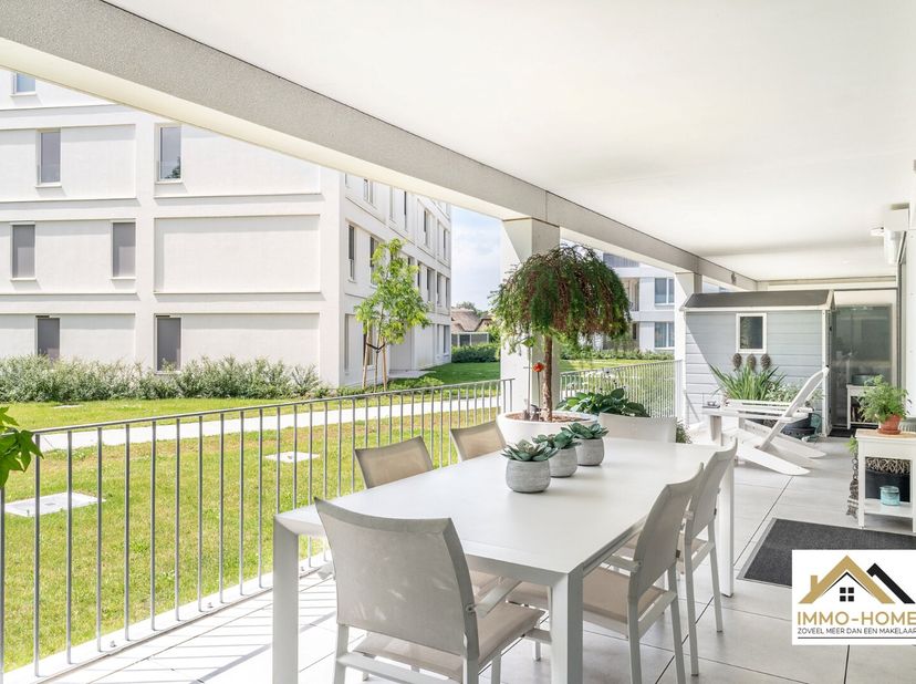 Dit prachtige appartement is gelegen op de gelijkvloerse verdieping van een modern complex, waar door gebruik van hedendaagse technieken een heel comf