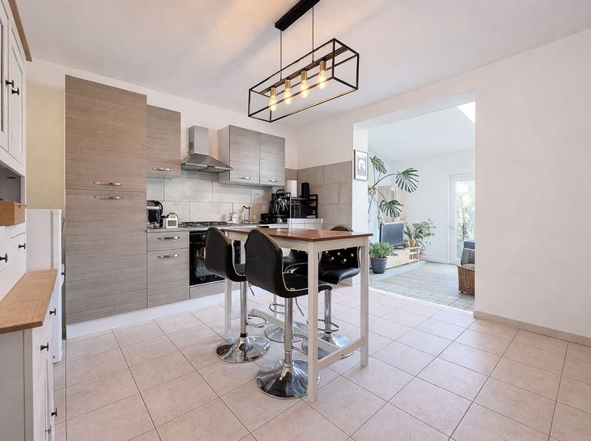 Deze gezellige gezinswoning is centraal, maar rustig gelegen in Nieuwpoort-Stad en biedt de mogelijkheid om de woning verder naar eigen smaak af te we