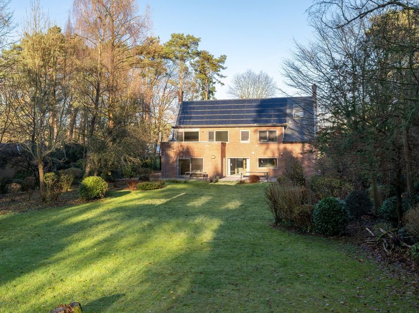 Deze tijdloze villa is rustig gelegen op een residentiële locatie in Maasmechelen, op een zuidelijk perceel van 3.500m². Momenteel is de villa verdeel