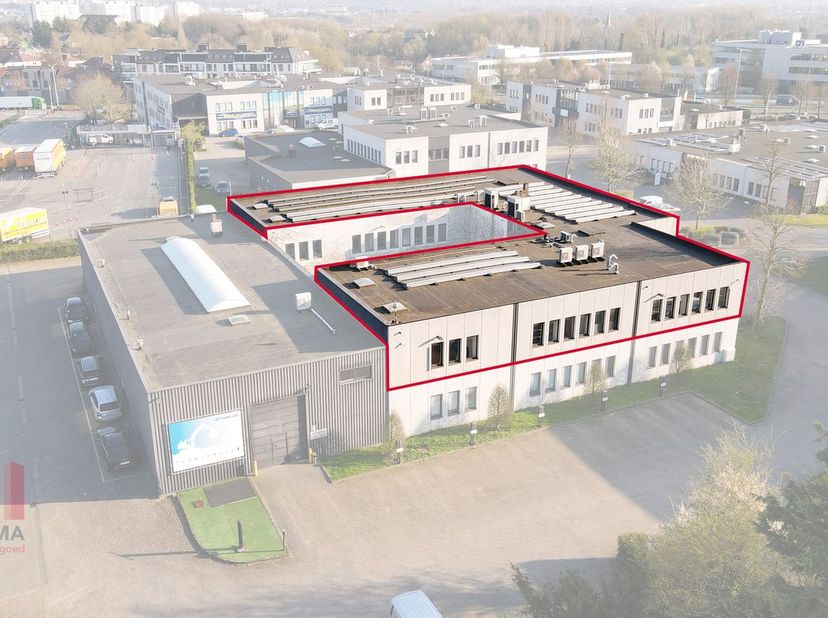 Magnifique espace de bureaux de 900 m², visible depuis la très fréquentée Pontbeeklaan, à la périphérie de Bruxelles (Zellik). Accessibilité phénoména
