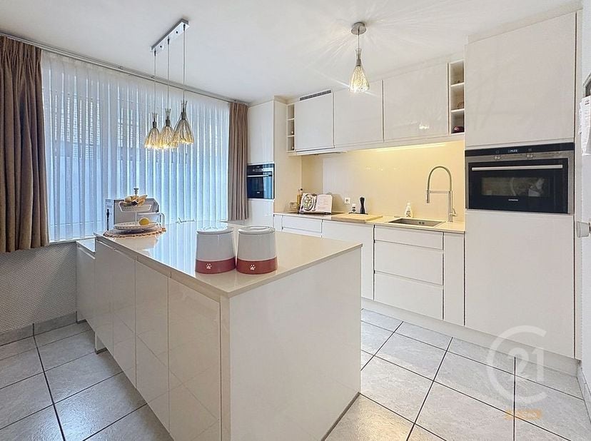 Deze verzorgde en centraal gelegen woning in Gistel, op korte afstand van scholen en winkels, biedt verrassend veel ruimte en comfort.<br />
Via de in