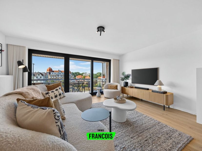 Dit recent gerenoveerde appartement bevindt zich op een uitzonderlijk centrale ligging in De Haan. Met een prachtig frontaal uitzicht op de charmante